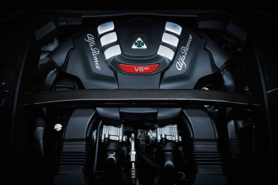 Моторный отсек Alfa Romeo Stelvio Quadrifoglio (949) 2018 года  (NA) (фото 3 из 40)